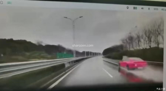 苏州一辆小鹏在湿滑路段发生事故并起火
